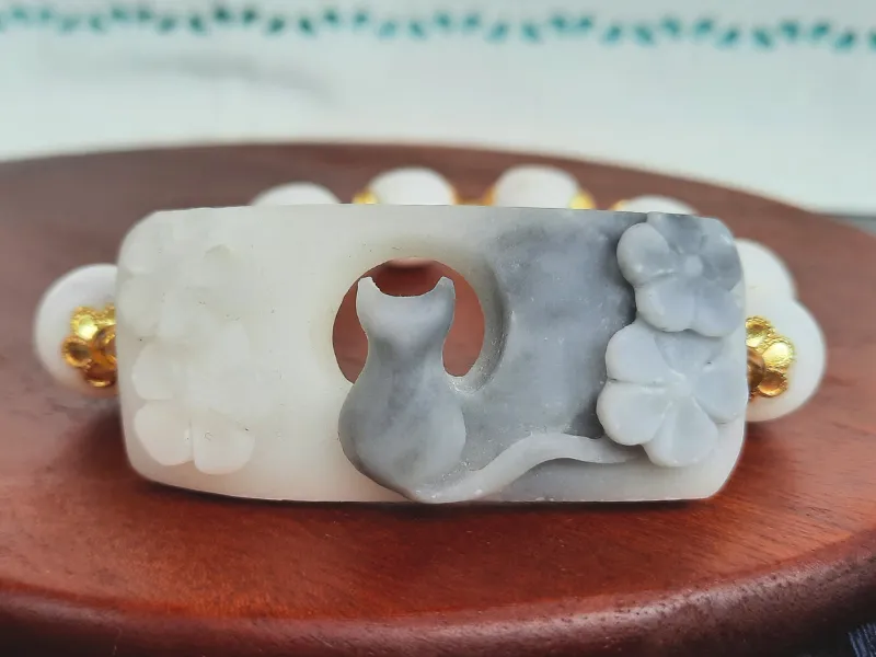 she-taicui-handmade-jade-carving-cat-charm 紫白玉手工雕刻貓咪手牌,搭配花雕與白玉珠,是貓咪玉苑首次直播的代表作