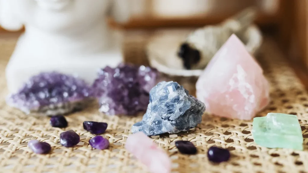 大師水晶封面：紫水晶、粉晶與藍方解石擺設，象徵療癒與能量平衡