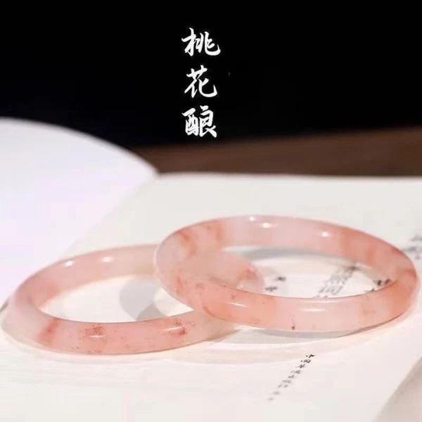 金絲玉桃花釀細版手鐲風格配戴